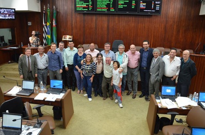 Familiares de Léta e Oswaldo Barbaro agradecem vereadores pela homenagem