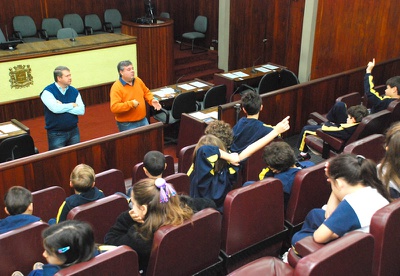 Alunos da Divina Providência visitam a Câmara