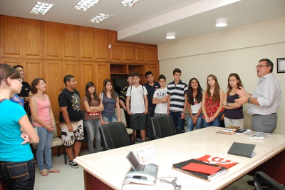 Alunos do Colégio São Vicente acompanham sessão