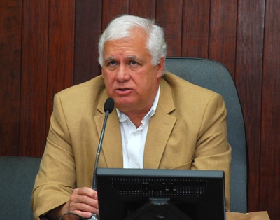 AME é uma criança, aponta secretário