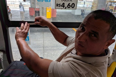 Após aprovação de projeto na Câmara, ônibus contam com identificação em braile