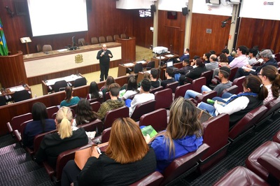 Candidatos ao Parlamento Jovem de Jundiaí participam de palestra sobre os desafios do Brasil
