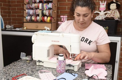 Com apoio da Prefeitura, artesãs se reinventam e produzem máscaras