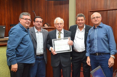Sr. Eugênio Bortolini recebe homenagem da Câmara, representando a Bortolini Móveis e Decoração Ltda