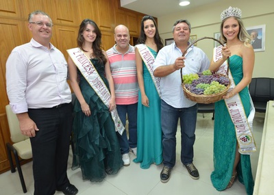 Corte da Festa da Uva visita a Câmara