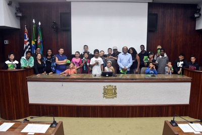 Crianças assistidas pela ACDC visitam a Câmara