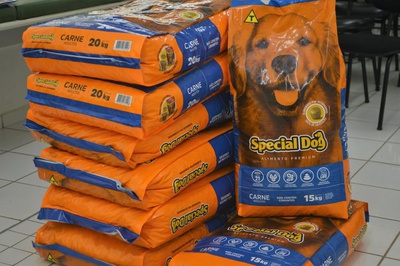 DEBEA recebe doação de alimento para cães de pessoas em vulnerabilidade social