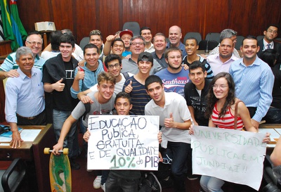 Estudantes fazem ato por universidade pública