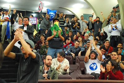 Jovens lotam a Câmara em noite de protesto