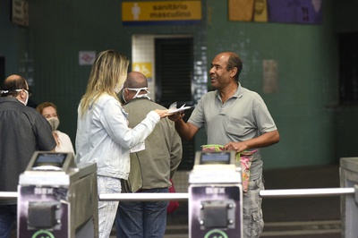 Mais cinco mil máscaras serão distribuídas nos terminais de ônibus nesta quinta (30)