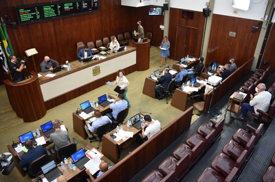 Moções apoiam penalização para quem furar fila da vacinação contra COVID-19