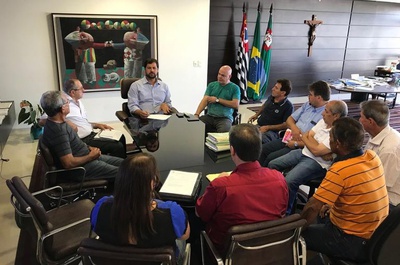 Moradores do Ivoturucaia se reúnem com Prefeito