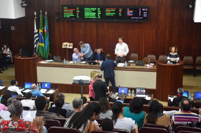 Pauta densa e intensos debates marcam Sessão da Câmara