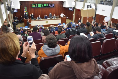 Projetos, debates e homenagem marcaram a sessão desta semana na Câmara