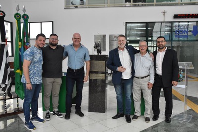 Saguão do Prédio Anexo recebe obra de arte em homenagem ao vereador Carlos Úngaro