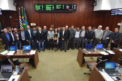 Sessão tem posse de suplente e homenagem a paratleta