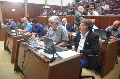Vereadores derrubam dois vetos do Prefeito