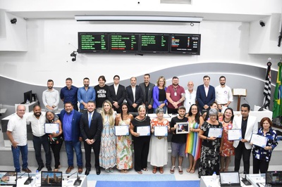 Vereadores homenageiam mulheres com Diploma "Mulher Cidadã Clara Zetkin"
