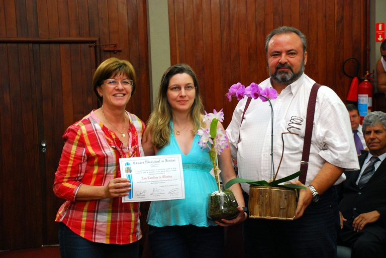 Homenagem à gestante ANA CAROLINA DE OLIVEIRA, representada pela gestante VANDERLÉIA FADEL FERRETI 