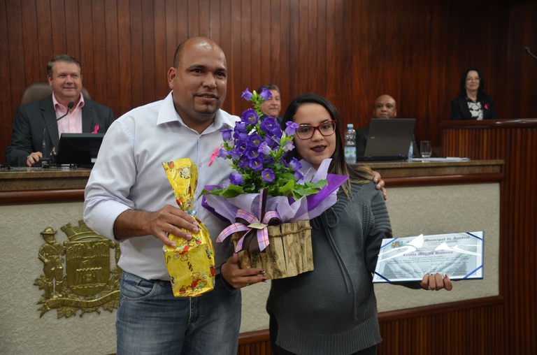 12  Vereador Marcio Petencostes de Sousa entrega homenagem a Letícia Mayara Barbosa