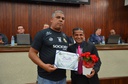 16  Vereador Eliezer Barbosa da Silva entrega homenagem a representante da gestante Tatiane Ribeiro Villela