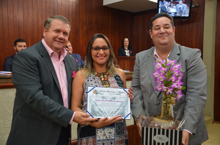 9  Vereadores Marcelo Gastaldo e Valdeci Vilar Matheus entregam homenagem a Betânia Dias de Oliveira Morato