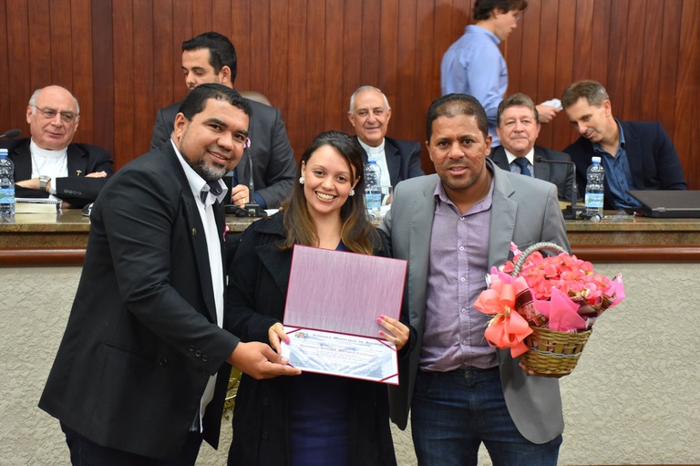 Daimara Villaça Borges Callegari com os vereadores Romildo Antonio da Silva e Adriano Santana dos Santos