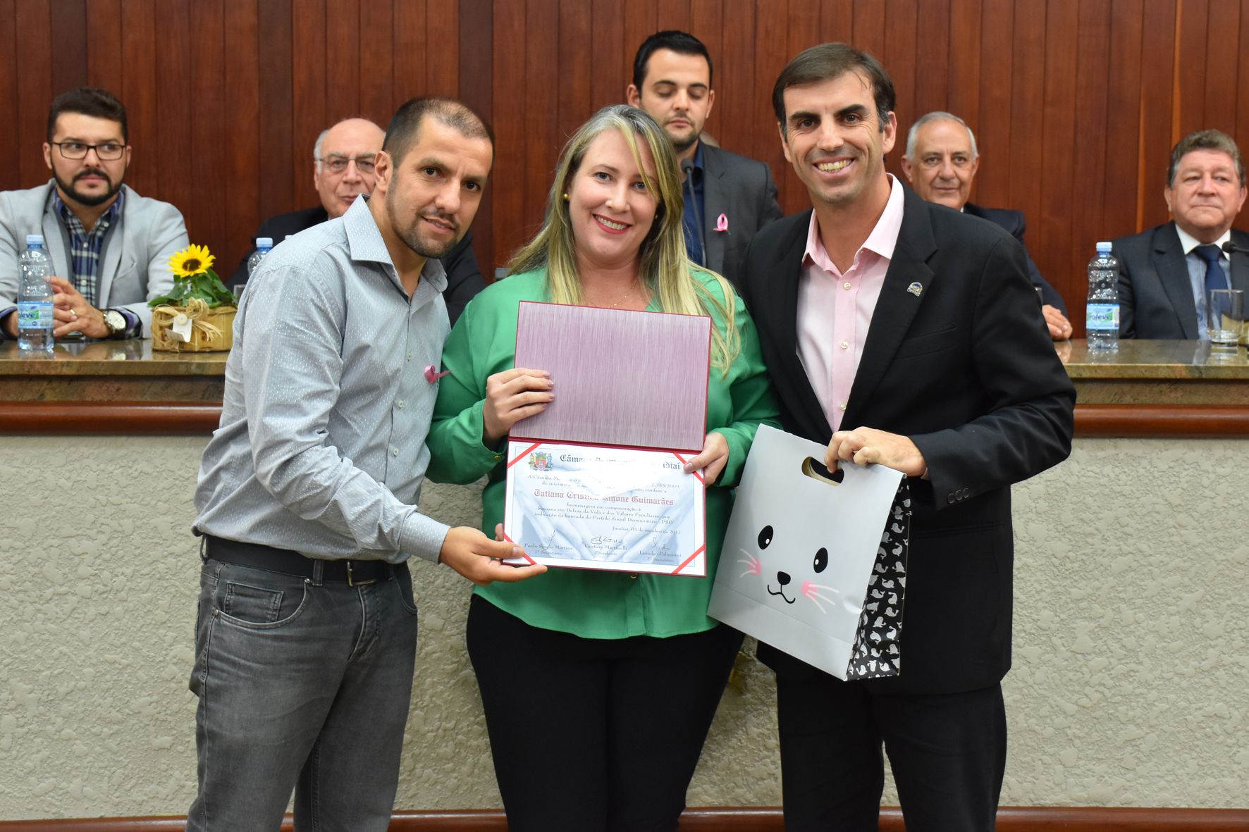 Tatiana Cristina Rigone Guimarães com os vereadores Cristiano Lopes e Edicarlos Vieira