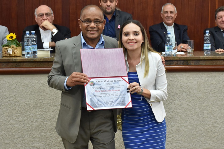 Thais Carla Arujo Camargo com o vereador Cícero Camargo da Silva