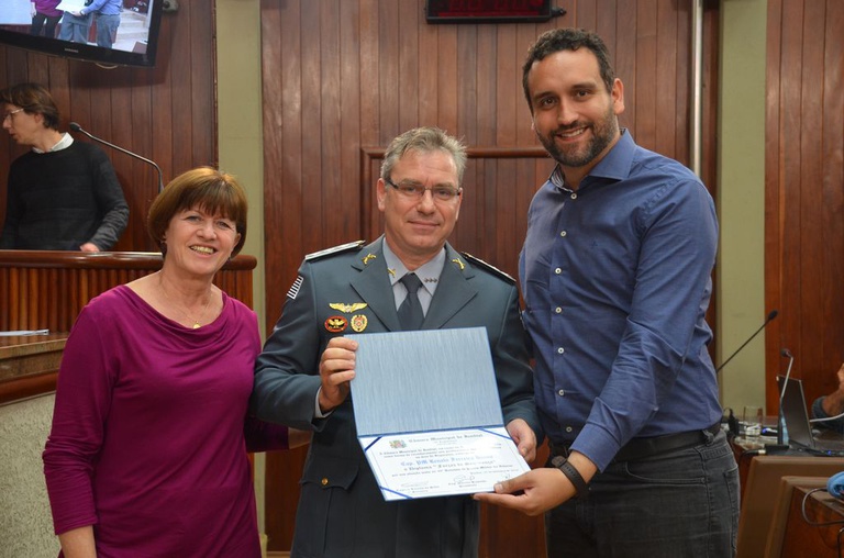 10. Capitão PM Renato Ferreira Bueno, do 49o Batalhão de Polícia Militar do Interior, recebe homenagem dos vereadores Marilena Negro e Paulo Malerba