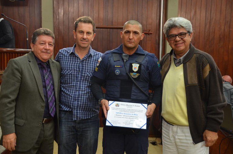 12. GM Wiler Gonçalves da Silva, da Guarda Municipal de Jundiaí, recebe homenagem dos vereadores Dirlei Gonçalves, Leandro Palmarini e Antonio de Padua Pacheco