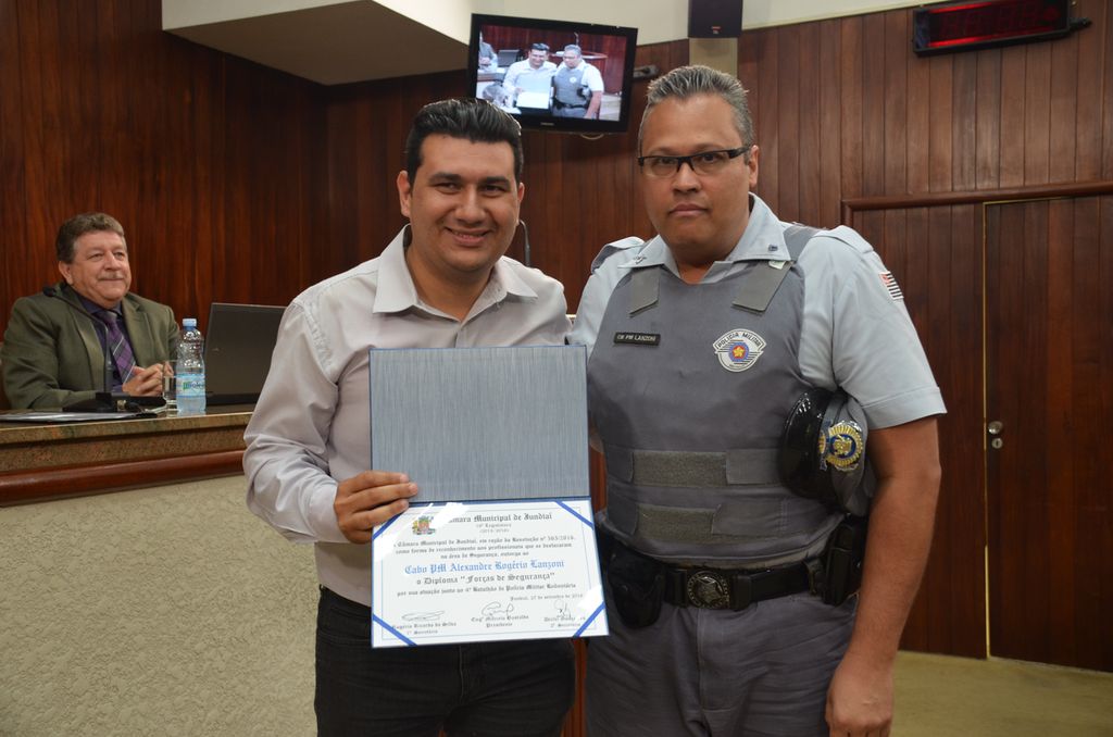 2. Cabo PM Alexandre Rogerio Lanzoni, do 4o Batalhão da Polícia Militar Rodoviária, recebe homenagem do vereador Rafael Purgato