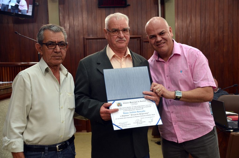 3. Sr. Dimas Antônio Benezatto, da Associação dos Vigilantes Autônomos de Jundiaí e Região, recebe homenagem dos vereadores José Adair e Rogério Ricardo