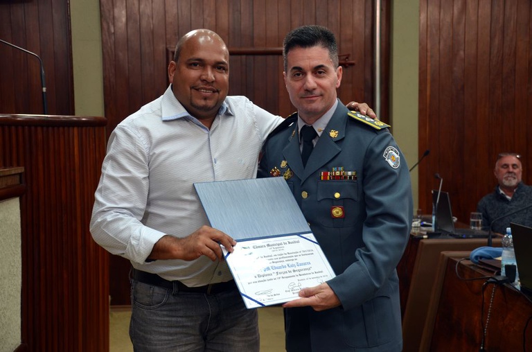 4. Major PM Eduardo Luiz Tavares, do 19o Grupamento de Bombeiros de Jundiaí, recebe homenagem do vereador Marcio Petencostes de Sousa
