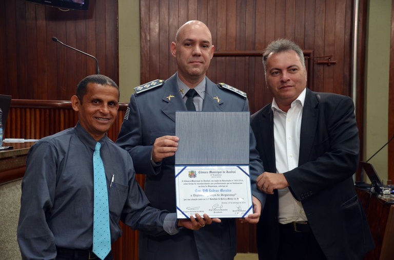 5. Capitão PM Esdras Morales, do 11o Batalhão de Polícia Militar do Interior, recebe homenagem dos vereadores Eliezer Barbosa da Silva e Roberto Conde Andrade