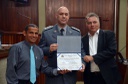5. Capitão PM Esdras Morales, do 11o Batalhão de Polícia Militar do Interior, recebe homenagem dos vereadores Eliezer Barbosa da Silva e Roberto Conde Andrade