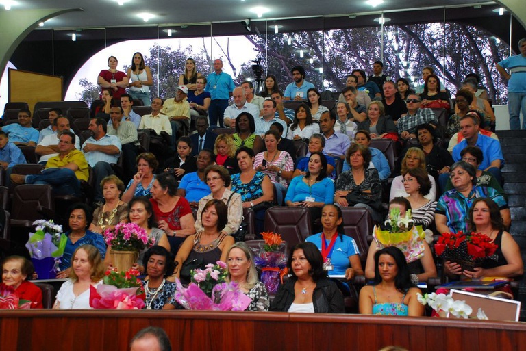 Público acompanha homenagens