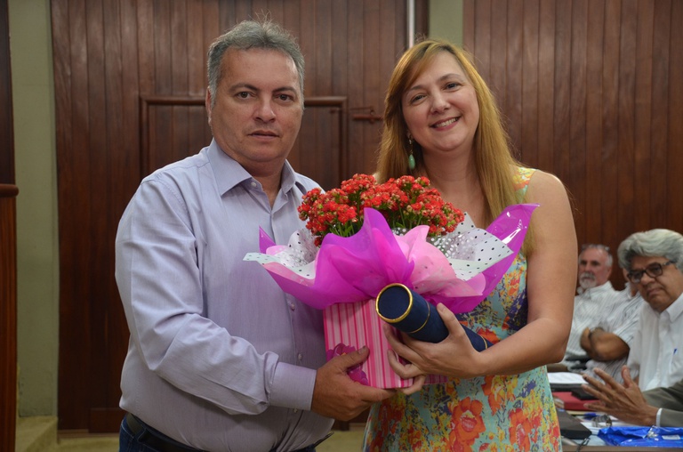 5  Vereador Roberto Conde Andrade entrega homenagem à professora Celiane Maria Guerra de Almeida