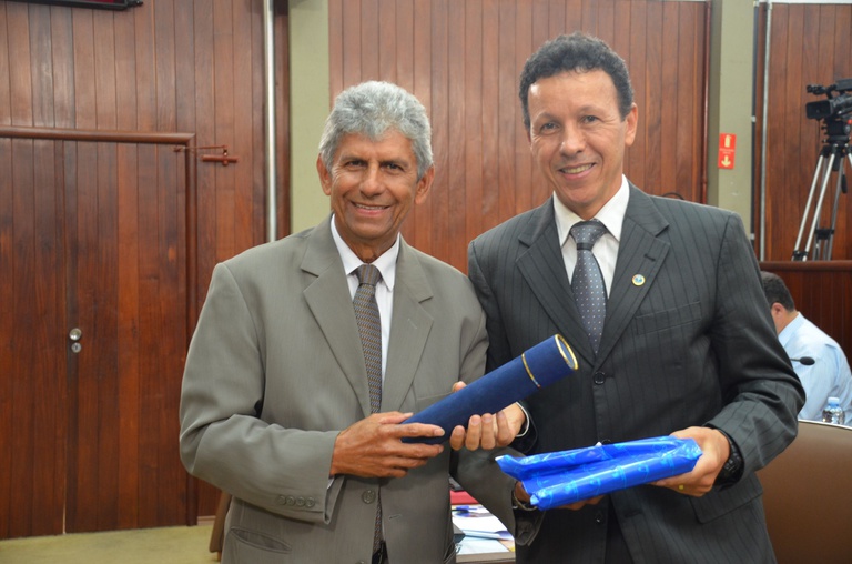 6  Vereador José Carlos Ferreira Dias entrega homenagem ao professor doutor Davi Rodrigues Poit