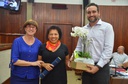 9  Vereadores Marilena Negro e Paulo Malerba entregam homenagem à professora Edna Lopes da Silveira