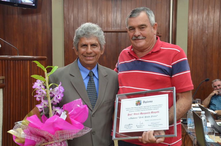 PAI DA PROFESSORA SIBELE MARQUESIN MINGOTTI, SR. HERMES, RECEBE HOMENAGEM DO VEREADOR JOSÉ CARLOS FERREIRA DIAS