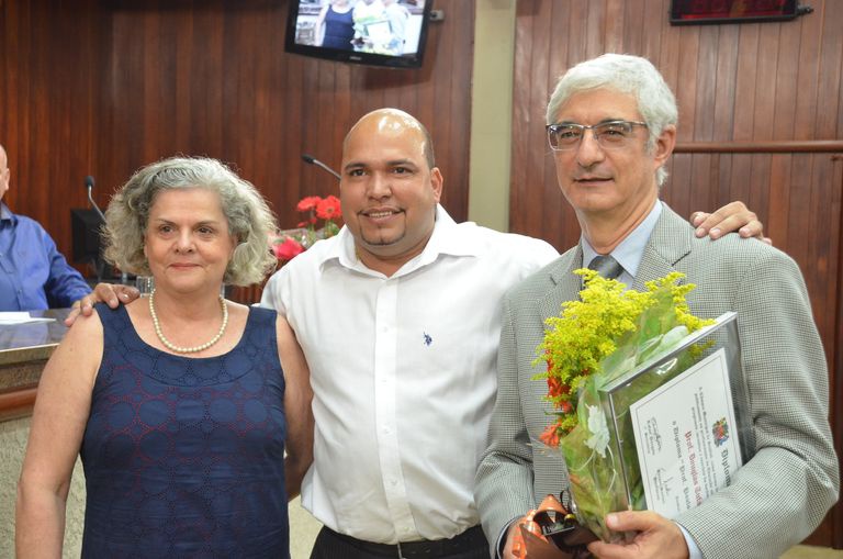 PROFESSOR DOUGLAS TUFANO RECEBE HOMENAGEM DO VEREADOR MARCIO PETENCOSTES DE SOUSA