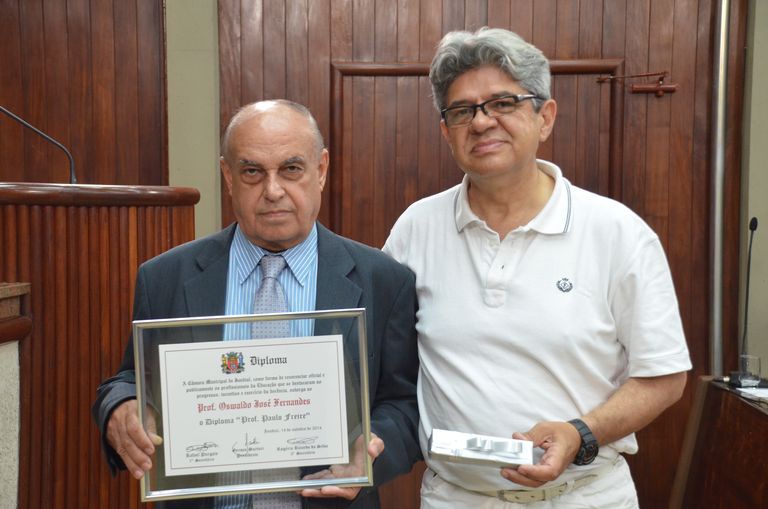 PROFESSOR E EX SECRETÁRIO MUNICIPAL DE EDUCAÇÃO OSWALDO JOSÉ FERNANDES RECEBE HOMENAGEM DO VEREADOR ANTONIO DE PADUA PACHECO