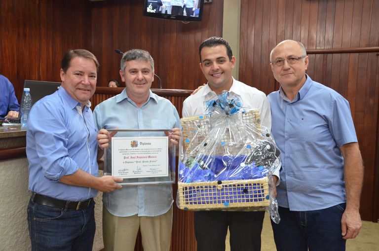 PROFESSOR JOSÉ FRANCISCO MARUCCI RECEBE HOMENAGEM DOS VEREADORES JOSÉ GALVÃO BRAGA CAMPOS, GUSTAVO MARTINELLI E RAFAEL ANTONUCCI