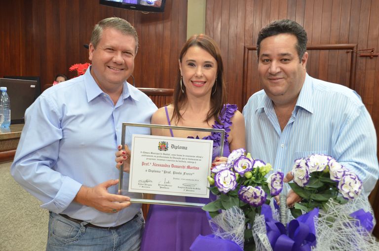 PROFESSORA ALESSANDRA DEMARCHI MARTINS RECEBE HOMENAGEM DOS VEREADORES MARCELO GASTALDO E VALDECI VILAR