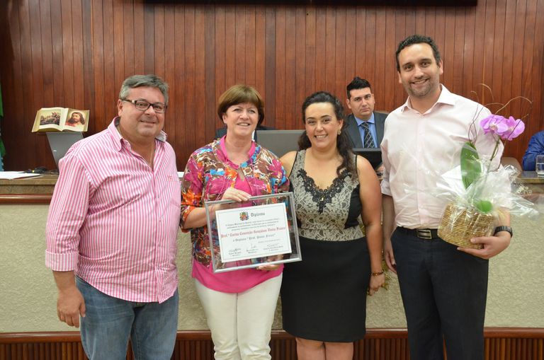 PROFESSORA CARINA CONCEIÇÃO GONÇALVES VIEIRA FRANCO RECEBE HOMENAGEM DOS VEREADORES GERSON SARTORI, MARILENA NEGRO E PAULO MALERBA