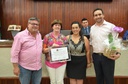 PROFESSORA CARINA CONCEIÇÃO GONÇALVES VIEIRA FRANCO RECEBE HOMENAGEM DOS VEREADORES GERSON SARTORI, MARILENA NEGRO E PAULO MALERBA