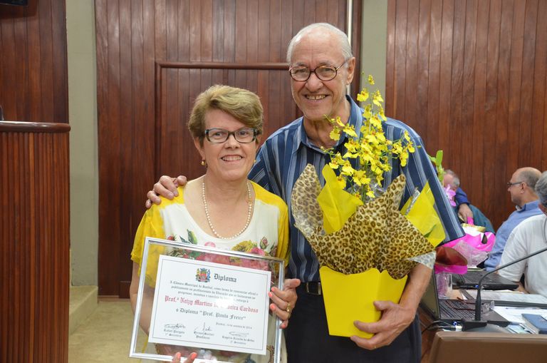 PROFESSORA E EX VEREADORA NEIZY MARTINS DE OLIVEIRA CARDOSO RECEBE HOMENAGEM DO VEREADOR ANTONIO CARLOS PEREIRA NETO