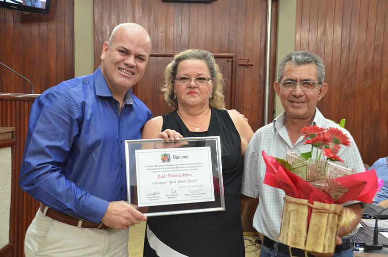 PROFESSORA ELISABETE BELLON RECEBE HOMENAGEM DOS VEREADORES JOSÉ ADAIR DE SOUSA E ROGÉRIO RICARDO DA SILVA