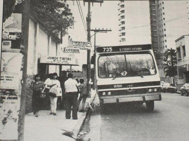 Ponto de ônibus na Rua Rangel Pestana